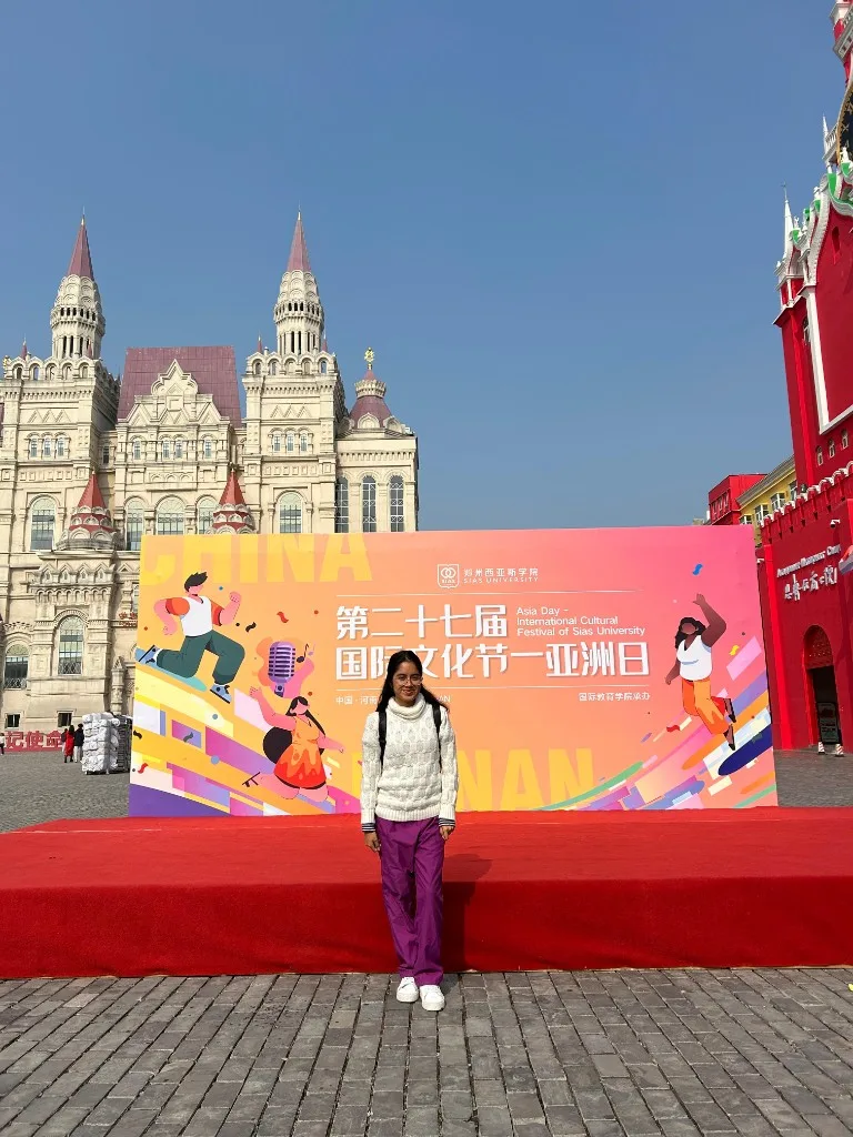 Lizbeth Dávila in front of the stage at the Sias University International Cultural Festival, China